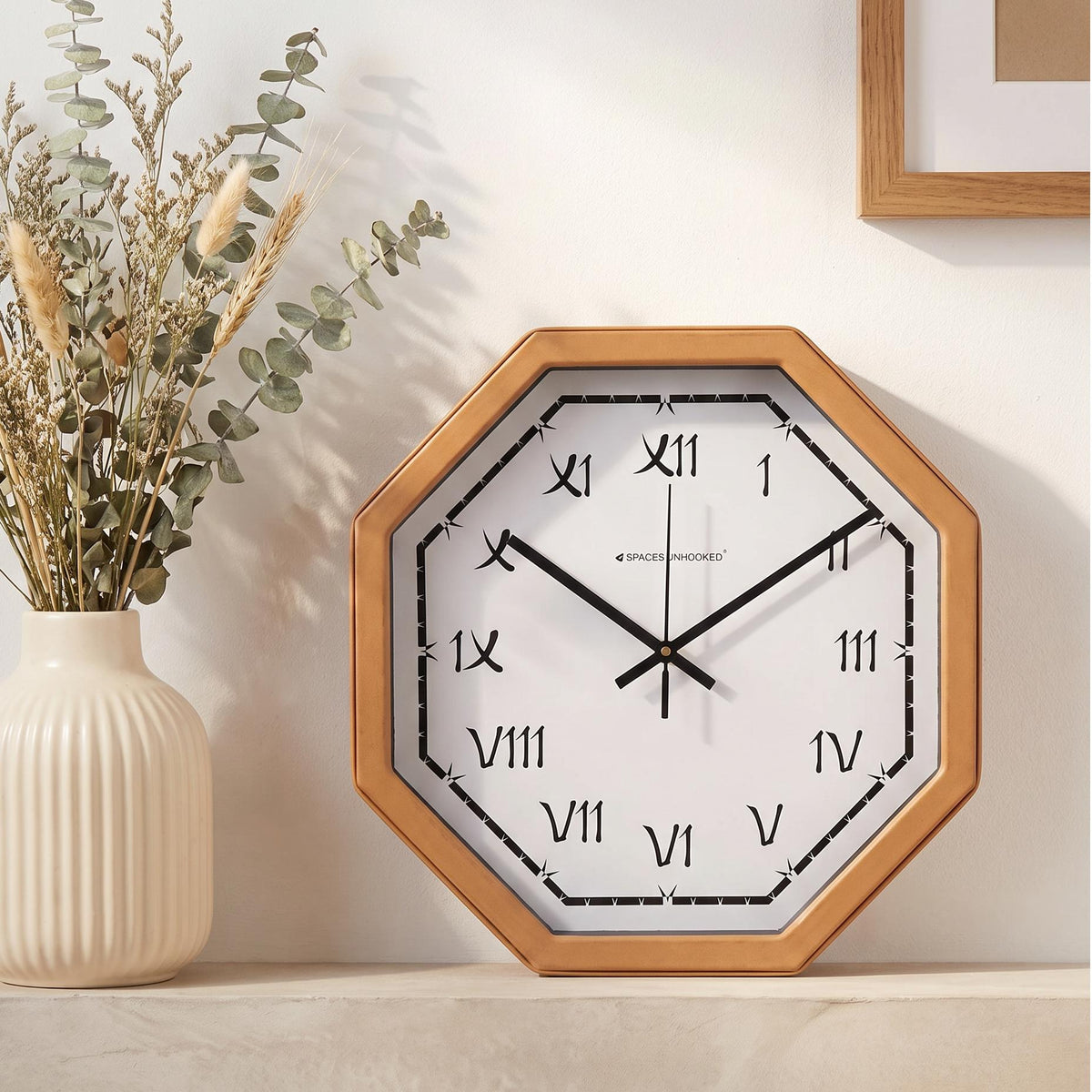 Dashed border track with star-like accents following the octagon of a wall clock dial